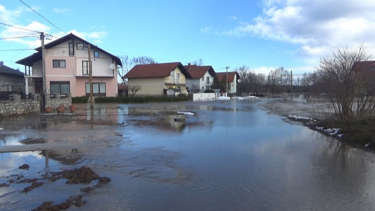 Voda prijeti mještanima Sanskog mosta
