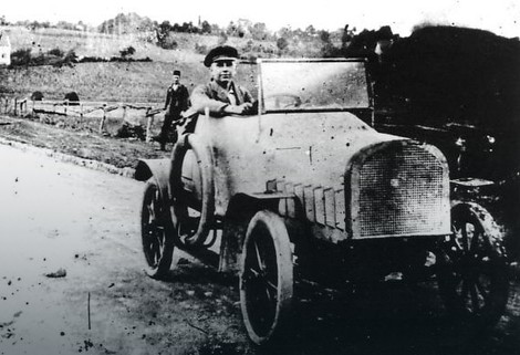 Automobil sa uniformisanim šoferom