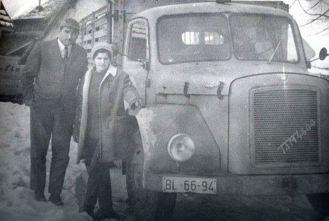 Savka Đorđić sa bratom pored svog kamiona 1968. godine