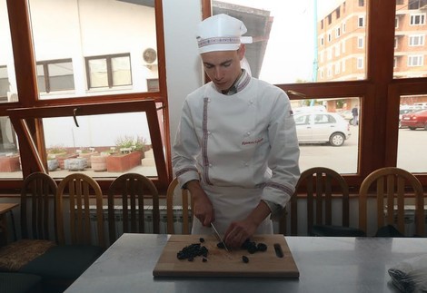 Dražen secka suve šljive za punjenje savijače