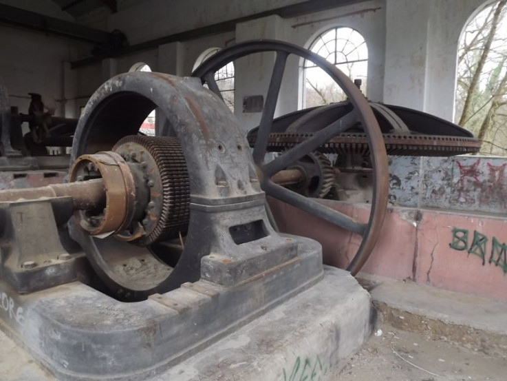 Ostaci strojeva u ruševini